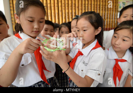 Handan, Handan, Cina. 31 Maggio, 2018. Handan, Cina e i bambini si divertono con i vecchi giochi con i loro genitori in una scuola primaria in Handan, nel nord della Cina di nella provincia di Hebei, celebrando il prossimo International giornata per i bambini. Credito: SIPA Asia/ZUMA filo/Alamy Live News Foto Stock