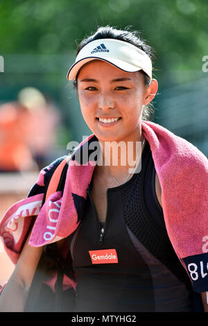 Parigi. Il 30 maggio 2018. Wang Qiang della Cina sorrisi dopo le Donne Singoli Secondo turno il match contro Petra Martic di Croazia presso l'Open di Francia di Tennis Tournament 2018 a Parigi in Francia il 30 maggio 2018. Wang Qiang ha vinto 2-0. Credito: Chen Yichen/Xinhua/Alamy Live News Foto Stock