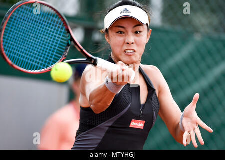 Parigi, Wang Qiang della Cina restituisce un colpo durante le Donne Singoli Secondo turno il match contro Petra Martic di Croazia presso l'Open di Francia di Tennis Tournament 2018 a Parigi. Il 30 maggio 2018. Parigi, 31 maggio 2018 (Xinhua) -- Wang Qiang della Cina restituisce un colpo durante le Donne Singoli Secondo turno il match contro Petra Martic di Croazia presso l'Open di Francia di Tennis Tournament 2018 a Parigi in Francia il 30 maggio 2018. Wang Qiang ha vinto 2-0. Credito: Chen Yichen/Xinhua/Alamy Live News Foto Stock