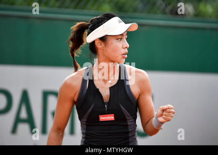 Parigi. Il 30 maggio 2018. Wang Qiang della Cina celebra durante le Donne Singoli Secondo turno il match contro Petra Martic di Croazia presso l'Open di Francia di Tennis Tournament 2018 a Parigi in Francia il 30 maggio 2018. Wang Qiang ha vinto 2-0. Credito: Chen Yichen/Xinhua/Alamy Live News Foto Stock