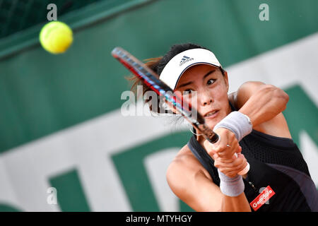 Parigi. Il 30 maggio 2018. Wang Qiang della Cina restituisce un colpo durante le Donne Singoli Secondo turno il match contro Petra Martic di Croazia presso l'Open di Francia di Tennis Tournament 2018 a Parigi in Francia il 30 maggio 2018. Wang Qiang ha vinto 2-0. Credito: Chen Yichen/Xinhua/Alamy Live News Foto Stock