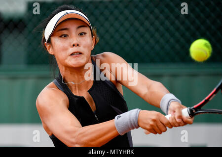 Parigi. Il 30 maggio 2018. Wang Qiang della Cina restituisce un colpo durante le Donne Singoli Secondo turno il match contro Petra Martic di Croazia presso l'Open di Francia di Tennis Tournament 2018 a Parigi in Francia il 30 maggio 2018. Wang Qiang ha vinto 2-0. Credito: Chen Yichen/Xinhua/Alamy Live News Foto Stock