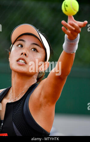 Parigi. Il 30 maggio 2018. Wang Qiang della Cina serve durante le Donne Singoli Secondo turno il match contro Petra Martic di Croazia presso l'Open di Francia di Tennis Tournament 2018 a Parigi in Francia il 30 maggio 2018. Wang Qiang ha vinto 2-0. Credito: Chen Yichen/Xinhua/Alamy Live News Foto Stock