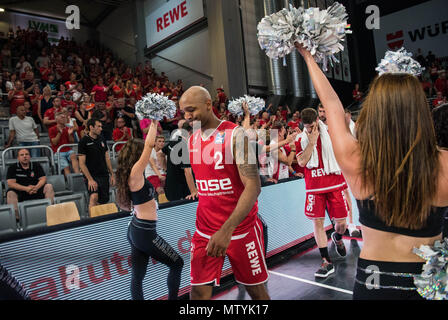 Bamberg, Germania. 29 Maggio, 2018. 29 maggio 2018, Germania Bamberg: Basket, Bundesliga, Brose Bamberg vs FC Bayern Monaco, semi-finale. Bamberg's Ricky Hickman (L) e Aleksej Nikolic (R) lasciando il tribunale dopo la loro 79:83 sconfitta. Credito: Nicolas Armer/dpa/Alamy Live News Foto Stock