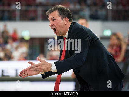 Bamberg, Germania. 29 Maggio, 2018. 29 maggio 2018, Germania Bamberg: Basket, Bundesliga, Brose Bamberg vs FC Bayern Monaco, semi-finale. Bamberg's head coach Luca Banchi (R) facendo reagire durante la partita. Credito: Nicolas Armer/dpa/Alamy Live News Foto Stock