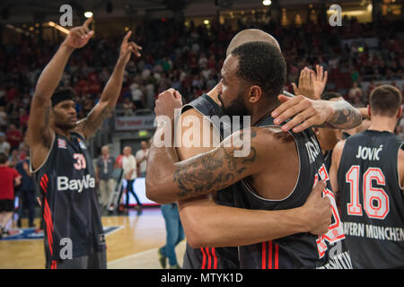 Bamberg, Germania. 29 Maggio, 2018. 29 maggio 2018, Germania Bamberg: Basket, Bundesliga, Brose Bamberg vs FC Bayern Monaco, semi-finale. Monaco di Baviera Devin Booker (L), Maik Zirbes (C) e Reggie Redding (R) abbraccia ogni altro dopo il loro 79:83 vittoria. Credito: Nicolas Armer/dpa/Alamy Live News Foto Stock