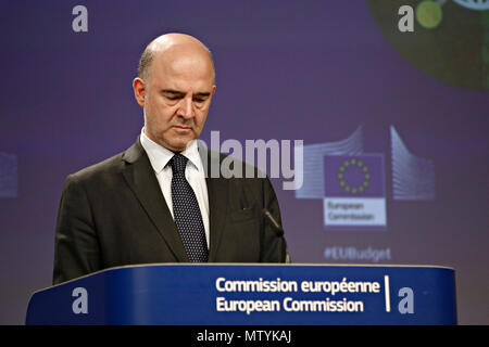 Bruxelles, Belgio. Il 31 maggio 2018. Conferenza stampa del Commissario UE Pierre MOSCOVICI sull'Unione economica e monetaria dei programmi. Alexandros Michailidis/Alamy Live News Foto Stock