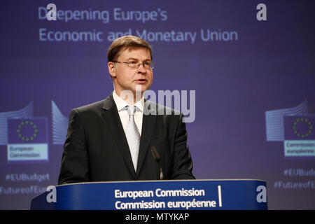 Bruxelles, Belgio. Il 31 maggio 2018. Conferenza stampa del Commissario UE Valdis Dombrovskis sull'Unione economica e monetaria dei programmi. Alexandros Michailidis/Alamy Live News Foto Stock