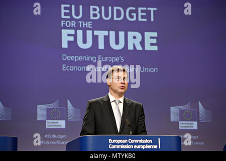 Bruxelles, Belgio. Il 31 maggio 2018. Conferenza stampa del Commissario UE Valdis Dombrovskis sull'Unione economica e monetaria dei programmi. Alexandros Michailidis/Alamy Live News Foto Stock