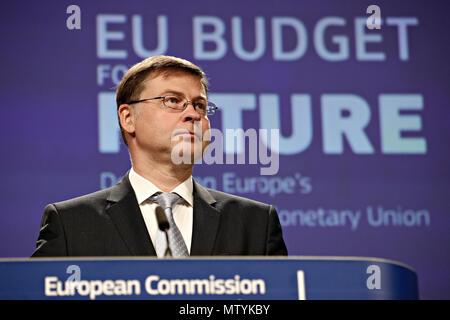 Bruxelles, Belgio. Il 31 maggio 2018. Conferenza stampa del Commissario UE Valdis Dombrovskis sull'Unione economica e monetaria dei programmi. Alexandros Michailidis/Alamy Live News Foto Stock