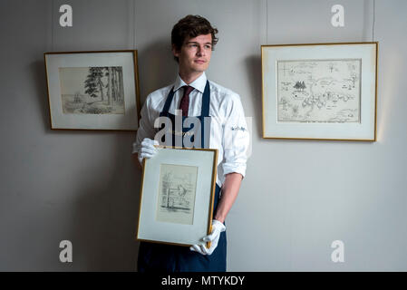 Londra, Regno Unito. Il 31 maggio 2018. (L a r) '...un luogo incantato sulla cima della foresta, 1928 (Est. GBP70,000-90-000), " per un lungo periodo di tempo hanno guardato il fiume al di sotto di esse...", 1929, (Est. GBP60,000-80-000) e 'La mappa originale di centinaia di acri di legno", 1926, (Est. GBP100,000-150-000), tutti DA E.H. Shepard, che saranno offerti in vendita da Sotheby's a New Bond Street il 10 luglio. A.A. Milne molto amato i caratteri da Winnie-the-Pooh libri abitavano le centinaia di acri di legno. Credito: Stephen Chung / Alamy Live News Foto Stock