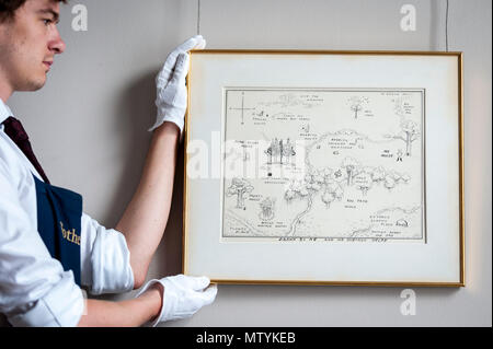Londra, Regno Unito. Il 31 maggio 2018. Una galleria tecnico presenta 'La mappa originale di centinaia di acri di legno", 1926, DA E.H. Shepard (Est. GBP100,000-150-000), che saranno offerti in vendita da Sotheby's a New Bond Street in letteratura inglese, Storia, Scienza, libri per bambini e le illustrazioni vendita il 10 luglio. A.A. Milne molto amato i caratteri da Winnie-the-Pooh libri abitavano le centinaia di acri di legno. Credito: Stephen Chung / Alamy Live News Foto Stock