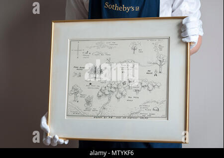 Londra, Regno Unito. Il 31 maggio 2018. Una galleria tecnico presenta 'La mappa originale di centinaia di acri di legno", 1926, DA E.H. Shepard (Est. GBP100,000-150-000), che saranno offerti in vendita da Sotheby's a New Bond Street in letteratura inglese, Storia, Scienza, libri per bambini e le illustrazioni vendita il 10 luglio. A.A. Milne molto amato i caratteri da Winnie-the-Pooh libri abitavano le centinaia di acri di legno. Credito: Stephen Chung / Alamy Live News Foto Stock