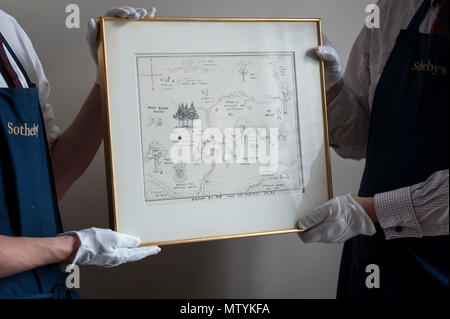 Londra, Regno Unito. Il 31 maggio 2018. Gallery tecnici presenti "La mappa originale di centinaia di acri di legno", 1926, DA E.H. Shepard (Est. GBP100,000-150-000), che saranno offerti in vendita da Sotheby's a New Bond Street in letteratura inglese, Storia, Scienza, libri per bambini e le illustrazioni vendita il 10 luglio. A.A. Milne molto amato i caratteri da Winnie-the-Pooh libri abitavano le centinaia di acri di legno. Credito: Stephen Chung / Alamy Live News Foto Stock
