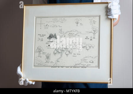 Londra, Regno Unito. Il 31 maggio 2018. Una galleria tecnico presenta 'La mappa originale di centinaia di acri di legno", 1926, DA E.H. Shepard (Est. GBP100,000-150-000), che saranno offerti in vendita da Sotheby's a New Bond Street in letteratura inglese, Storia, Scienza, libri per bambini e le illustrazioni vendita il 10 luglio. A.A. Milne molto amato i caratteri da Winnie-the-Pooh libri abitavano le centinaia di acri di legno. Credito: Stephen Chung / Alamy Live News Foto Stock