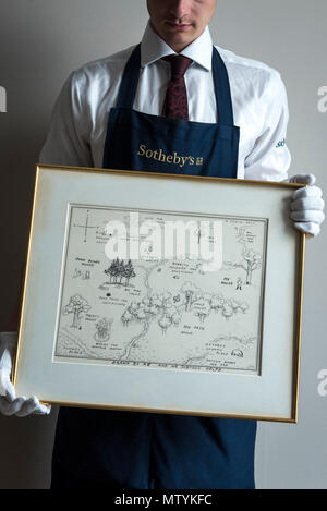 Londra, Regno Unito. Il 31 maggio 2018. Una galleria tecnico presenta 'La mappa originale di centinaia di acri di legno", 1926, DA E.H. Shepard (Est. GBP100,000-150-000), che saranno offerti in vendita da Sotheby's a New Bond Street in letteratura inglese, Storia, Scienza, libri per bambini e le illustrazioni vendita il 10 luglio. A.A. Milne molto amato i caratteri da Winnie-the-Pooh libri abitavano le centinaia di acri di legno. Credito: Stephen Chung / Alamy Live News Foto Stock