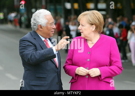 Lisbona, Portogallo. 31 Maggio, 2018. Primo ministro portoghese Antonio Costa (L) della chat con il Cancelliere tedesco Angela Merkel (R ) prima del loro incontro in Foz Palace a Lisbona, Portogallo, il 31 maggio 2018. Credito: Pedro Fiuza/ZUMA filo/Alamy Live News Foto Stock