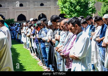 I musulmani del Kashmir offrire preghiere durante il continuo sacro mese del Ramadan in Srinagar, Indiano Kashmir amministrato. I musulmani di tutto il mondo stanno segnando il mese di Ramadan, il più sacro mese del calendario islamico durante il quale i devoti fast dall alba al tramonto. Foto Stock