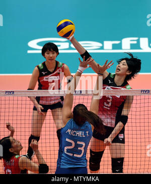 Hong Kong, Cina. 31 Maggio, 2018. Nana Iwasaka (R) dei picchi in Giappone la palla durante la partita contro l'Argentina a FIVB Pallavolo Lega delle Nazioni 2018 a Hong Kong, Cina del Sud, 31 maggio 2018. Il Giappone ha vinto la partita 3-0. Credito: Lo Fai Ping/Xinhua/Alamy Live News Foto Stock