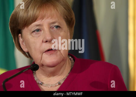 Lisbona, Portogallo. 31 Maggio, 2018. Il cancelliere tedesco Angela Merkel parla durante una conferenza stampa congiunta con il Primo ministro portoghese Antonio Costa, dopo il loro incontro al Foz Palace a Lisbona, Portogallo, il 31 maggio 2018. Credito: Pedro Fiuza/ZUMA filo/Alamy Live News Foto Stock