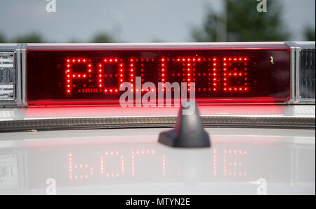 Il 31 maggio 2018, Germania, Bad Bentheim: 'politie" (lit. polizia) sulla vettura di un cross-border squadra di polizia sul confine German-Dutch. Il 20 uomo squadra con i funzionari di Bassa Sassonia, Renania settentrionale-Vestfalia e i Paesi Bassi, con sede in Bad Bentheim, è stata di pattuglia nella 'tre punto paese' negli ultimi dieci anni. Foto: Friso Gentsch/dpa Foto Stock