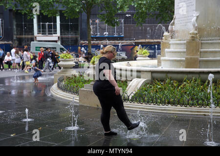Londra, UK, 31 maggio 2018,Persone provare a raffreddare su un grigio opaco, caldo ed umido giorno a Londra.Credit Keith Larby/Alamy Live News Foto Stock