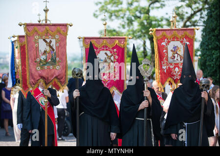 Cracovia in Polonia. 31 Maggio, 2018. Membri della confraternita di Gesù Cristo passione partecipare alla processione del Corpus Domini a Cracovia. La festa del Corpus Domini o il corpo di Cristo è il Rito Romano solennità liturgica che celebra la presenza reale del corpo e del sangue di Gesù Cristo, il Figlio di Dio, nell Eucaristia . Corpus Christi avviene 60 giorni dopo la Pasqua, e ogni anno la processione inizia Wael Castello e termina in corrispondenza della piazza principale. Credito: Omar Marques/SOPA Immagini/ZUMA filo/Alamy Live News Foto Stock