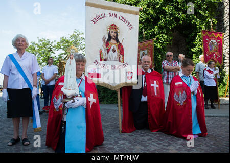 Cracovia in Polonia. 31 Maggio, 2018. Le persone che frequentano la processione del Corpus Domini a Cracovia. La festa del Corpus Domini o il corpo di Cristo è il Rito Romano solennità liturgica che celebra la presenza reale del corpo e del sangue di Gesù Cristo, il Figlio di Dio, nell Eucaristia . Corpus Christi avviene 60 giorni dopo la Pasqua, e ogni anno la processione inizia Wael Castello e termina in corrispondenza della piazza principale. Credito: Omar Marques/SOPA Immagini/ZUMA filo/Alamy Live News Foto Stock