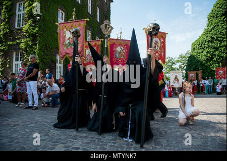 Cracovia in Polonia. 31 Maggio, 2018. Membri della confraternita di Gesù Cristo passione partecipare alla processione del Corpus Domini a Cracovia. La festa del Corpus Domini o il corpo di Cristo è il Rito Romano solennità liturgica che celebra la presenza reale del corpo e del sangue di Gesù Cristo, il Figlio di Dio, nell Eucaristia . Corpus Christi avviene 60 giorni dopo la Pasqua, e ogni anno la processione inizia Wael Castello e termina in corrispondenza della piazza principale. Credito: Omar Marques/SOPA Immagini/ZUMA filo/Alamy Live News Foto Stock