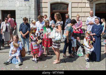 Cracovia in Polonia. 31 Maggio, 2018. Le persone che frequentano la processione del Corpus Domini a Cracovia. La festa del Corpus Domini o il corpo di Cristo è il Rito Romano solennità liturgica che celebra la presenza reale del corpo e del sangue di Gesù Cristo, il Figlio di Dio, nell Eucaristia . Corpus Christi avviene 60 giorni dopo la Pasqua, e ogni anno la processione inizia Wael Castello e termina in corrispondenza della piazza principale. Credito: Omar Marques/SOPA Immagini/ZUMA filo/Alamy Live News Foto Stock