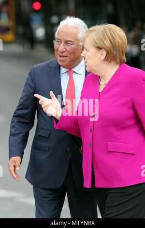 Lisbona, Portogallo. 31 Maggio, 2018. Primo ministro portoghese Antonio Costa (L) accoglie favorevolmente il Cancelliere tedesco Angela Merkel (R ) prima del loro incontro in Foz Palace a Lisbona, Portogallo, il 31 maggio 2018. Credito: Pedro Fiuza/ZUMA filo/Alamy Live News Foto Stock