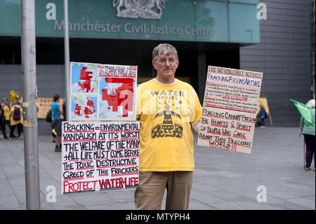 Un manifestante fuori la Manchester della giustizia civile centro per protestare contro la proposta di provvedimento inibitorio contro l'anti-fracking proteste a Cuadrilla fracking del sito in Lancashire. Foto Stock
