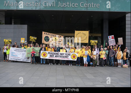 I manifestanti visto tenendo striscioni e cartelloni durante la protesta. Dimostrazione esterna la Manchester della giustizia civile al centro per la campagna contro la proposta di provvedimento inibitorio contro l'anti-fracking proteste a Cuadrilla fracking sito in Lancashire. Foto Stock