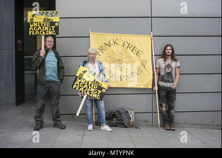 Manchester, Greater Manchester, UK. 22 Maggio, 2018. Dimostrazione esterna la Manchester della giustizia civile al centro per la campagna contro la proposta di provvedimento inibitorio contro l'anti-fracking proteste a Cuadrilla fracking sito in Lancashire. Credito: Steven velocità SOPA/images/ZUMA filo/Alamy Live News Foto Stock