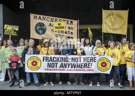 Manchester, Greater Manchester, UK. 22 Maggio, 2018. I manifestanti visto tenendo striscioni e cartelloni durante la protesta.dimostrazione esterna la Manchester della giustizia civile al centro per la campagna contro la proposta di provvedimento inibitorio contro l'anti-fracking proteste a Cuadrilla fracking sito in Lancashire. Credito: Steven velocità SOPA/images/ZUMA filo/Alamy Live News Foto Stock