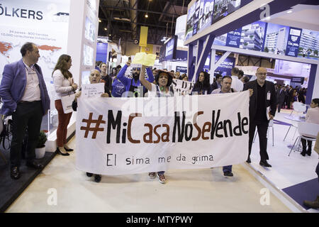 Madrid, Spagna. 31 Maggio, 2018. Protester con striscioni marciando verso il basso la hall.I PAH (piattaforma di colpiti da ipoteche) hanno protestato durante il SIMA, fiera immobiliare di Madrid e di esigere che le spese di acquisto o di affitto di una casa è un diritto fondamentale e non è entro il campo della speculazione immobiliare anche pretendere che essi non lasciare i bambini per le strade senza alternative di alloggiamento. Credito: Lito Lizana/SOPA Immagini/ZUMA filo/Alamy Live News Foto Stock