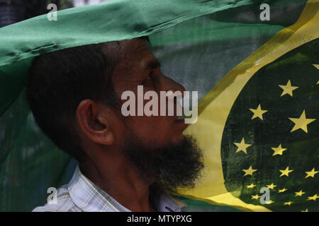 Dacca in Bangladesh. 29 Maggio, 2018. Un venditore ambulante vende Bandiera Brasile per i prossimi Mondiali di calcio in una calda giornata estiva a Dhaka. Credito: Md. Mehedi Hasan/ZUMA filo/Alamy Live News Foto Stock