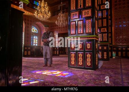 Srinagar Kashmir, India. 31 Maggio, 2018. Un uomo del Kashmir offrire preghiere di mezzogiorno all interno del santuario di Syed Abdul Qadir Geelani durante il continuo sacro mese del Ramadan in Srinagar, Indiano Kashmir amministrato. I musulmani di tutto il mondo stanno segnando il mese di Ramadan, il più sacro mese del calendario islamico durante il quale i devoti fast dall alba al tramonto. Credito: Saqib Majeed SOPA/images/ZUMA filo/Alamy Live News Foto Stock