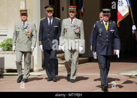 Lione, Francia, 31 Maggio 2018: generale di Esercito di Francois Lecointre (5rd da sinistra) , capo delle armate francesi sede centrale, come si vede in Lione centro-orientale (Francia) come egli assiste alla cerimonia di premiazione che si terrà a Lione residenza del governatore militare in occasione del congedo ai bracci del generale Pierre Chavancy (sinistra), Governatore Militare di Lione. Anche calcolare su questa immagine, il Prefetto del Rodano, Stephane Bouillon (secondo da sinistra). Foto di credito: Serge Mouraret/Alamy Live News Foto Stock
