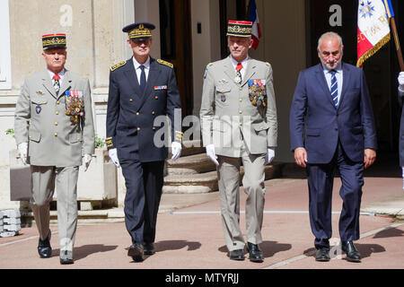 Lione, Francia, 31 Maggio 2018: generale di Esercito di Francois Lecointre (terza da sinistra) , capo delle armate francesi sede centrale, come si vede in Lione centro-orientale (Francia) come egli assiste alla cerimonia di premiazione che si terrà a Lione residenza del governatore militare in occasione del congedo ai bracci del generale Pierre Chavancy (sinistra), Governatore Militare di Lione. Anche calcolare su questa immagine, il Prefetto del Rodano, Stephane Bouillon (secondo da sinistra) e Georges Kepenekian, Sindaco di Lione. Foto di credito: Serge Mouraret/Alamy Live News Foto Stock