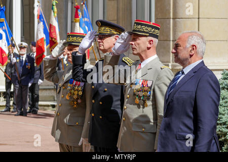 Lione, Francia, 31 Maggio 2018: generale di Esercito di Francois Lecointre (terza da sinistra) , capo delle armate francesi sede centrale, come si vede in Lione centro-orientale (Francia) come egli assiste alla cerimonia di premiazione che si terrà a Lione residenza del governatore militare in occasione del congedo ai bracci del generale Pierre Chavancy (sinistra), Governatore Militare di Lione. Anche calcolare su questa immagine, il Prefetto del Rodano, Stephane Bouillon (secondo da sinistra) e Georges Kepenekian, Sindaco di Lione. Foto di credito: Serge Mouraret/Alamy Live News Foto Stock