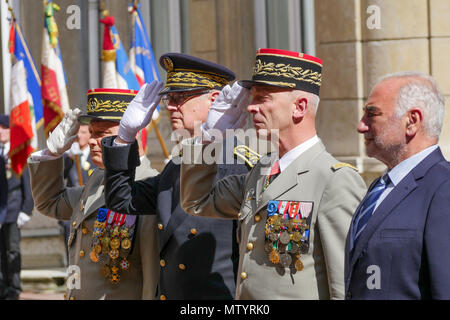 Lione, Francia, 31 Maggio 2018: generale di Esercito di Francois Lecointre, capo degli eserciti francesi sede centrale, come si vede in Lione centro-orientale (Francia) come egli assiste alla cerimonia di premiazione che si terrà a Lione residenza del governatore militare in occasione del congedo ai bracci del generale Pierre Chavancy, governatore militare di Lione. Anche calcolare su questa immagine, il Prefetto del Rodano, Stephane Bouillon (secondo da sinistra) e Georges Kepenekian, Sindaco di Lione. Foto di credito: Serge Mouraret/Alamy Live News Foto Stock
