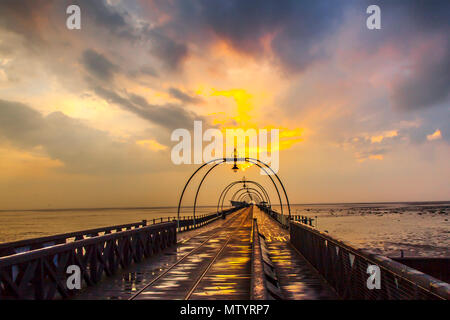 Southport, Merseyside. 31 Maggio, 2018. Regno Unito Meteo. Spia di avvertimento color ambra per il nord-ovest come aria di tempesta. Dopo la pioggia caduta nella notte previsto nelle zone costiere. Credito: MediaWorldImages/AlamyLiveNews Foto Stock
