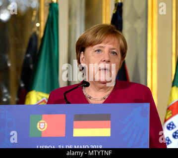 Lisbona, Portogallo. 31 Maggio, 2018. Il cancelliere tedesco Angela Merkel partecipa a una conferenza stampa con il Primo ministro portoghese Antonio Costa (non in foto) a Lisbona, Portogallo, il 31 maggio 2018. Il cancelliere tedesco Angela Merkel e il Primo ministro portoghese Antonio Costa ha promesso che l'Europa avrebbe dovuto contestare la decisione degli Stati Uniti di imporre tariffe all'importazione dopo un incontro qui giovedì. Credito: Zhang Liyun/Xinhua/Alamy Live News Foto Stock