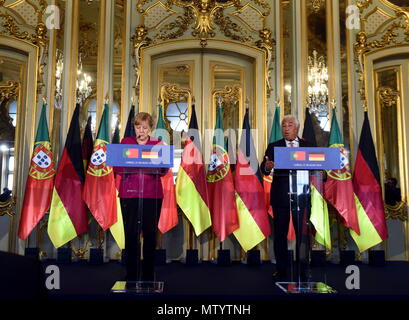 Lisbona, Portogallo. 31 Maggio, 2018. Il cancelliere tedesco Angela Merkel (L) e il Primo ministro portoghese Antonio Costa partecipare ad una conferenza stampa a Lisbona, Portogallo, il 31 maggio 2018. Il cancelliere tedesco Angela Merkel e il Primo ministro portoghese Antonio Costa ha promesso che l'Europa avrebbe dovuto contestare la decisione degli Stati Uniti di imporre tariffe all'importazione dopo un incontro qui giovedì. Credito: Zhang Liyun/Xinhua/Alamy Live News Foto Stock