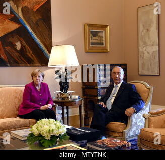 Lisbona, Portogallo. 31 Maggio, 2018. Presidente portoghese Marcelo Rebelo de Sousa (R) si riunisce con la visita del Cancelliere tedesco Angela Merkel a Lisbona, Portogallo, il 31 maggio 2018. Merkel terminato fino a due giorni di visita al Portogallo il giovedì dalla riunione il presidente portoghese Marcelo Rebelo de Sousa. Credito: Zhang Liyun/Xinhua/Alamy Live News Foto Stock