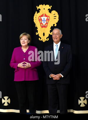 Lisbona, Portogallo. 31 Maggio, 2018. Presidente portoghese Marcelo Rebelo de Sousa (R) si riunisce con la visita del Cancelliere tedesco Angela Merkel a Lisbona, Portogallo, il 31 maggio 2018. Merkel terminato fino a due giorni di visita al Portogallo il giovedì dalla riunione il presidente portoghese Marcelo Rebelo de Sousa. Credito: Zhang Liyun/Xinhua/Alamy Live News Foto Stock