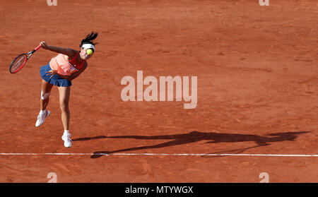 Parigi. 31 Maggio, 2018. Peng Shuai della Cina serve durante le Donne Singoli Secondo turno il match contro il settimo seminate Caroline Garcia di Francia presso il French Open Tennis Tournament 2018 a Parigi in Francia il 31 maggio 2018. Credito: Luo Huanhuan/Xinhua/Alamy Live News Foto Stock