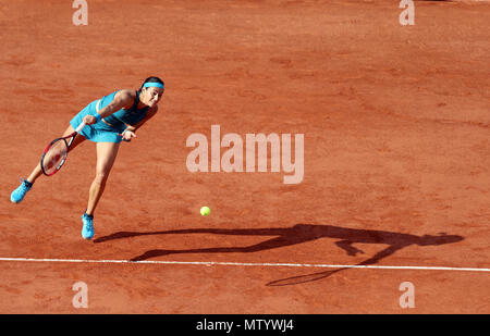 Parigi. 31 Maggio, 2018. 7 seminate Caroline Garcia di Francia serve durante le Donne Singoli Secondo turno il match contro Peng Shuai della Cina presso l'Open di Francia di Tennis Tournament 2018 a Parigi in Francia il 31 maggio 2018. Credito: Luo Huanhuan/Xinhua/Alamy Live News Foto Stock