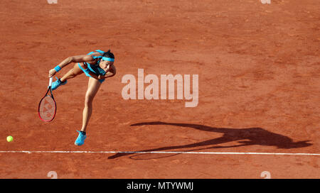 Parigi. 31 Maggio, 2018. 7 seminate Caroline Garcia di Francia serve durante le Donne Singoli Secondo turno il match contro Peng Shuai della Cina presso l'Open di Francia di Tennis Tournament 2018 a Parigi in Francia il 31 maggio 2018. Credito: Luo Huanhuan/Xinhua/Alamy Live News Foto Stock